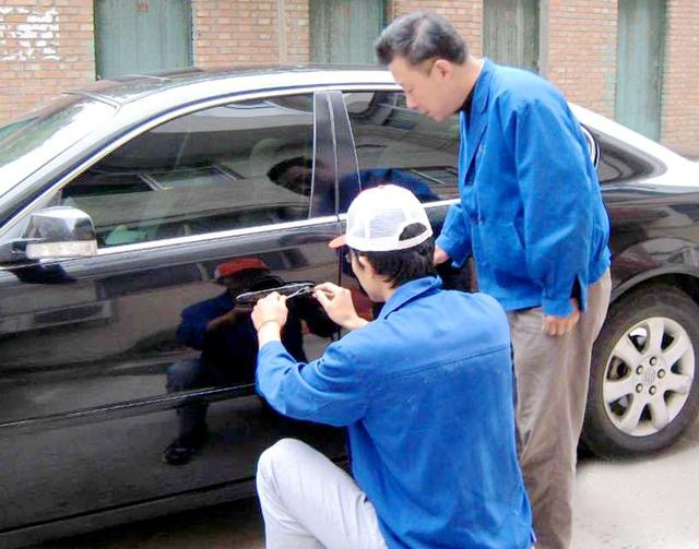 阳泉郊区汽车钥匙丢在车里面怎么办?